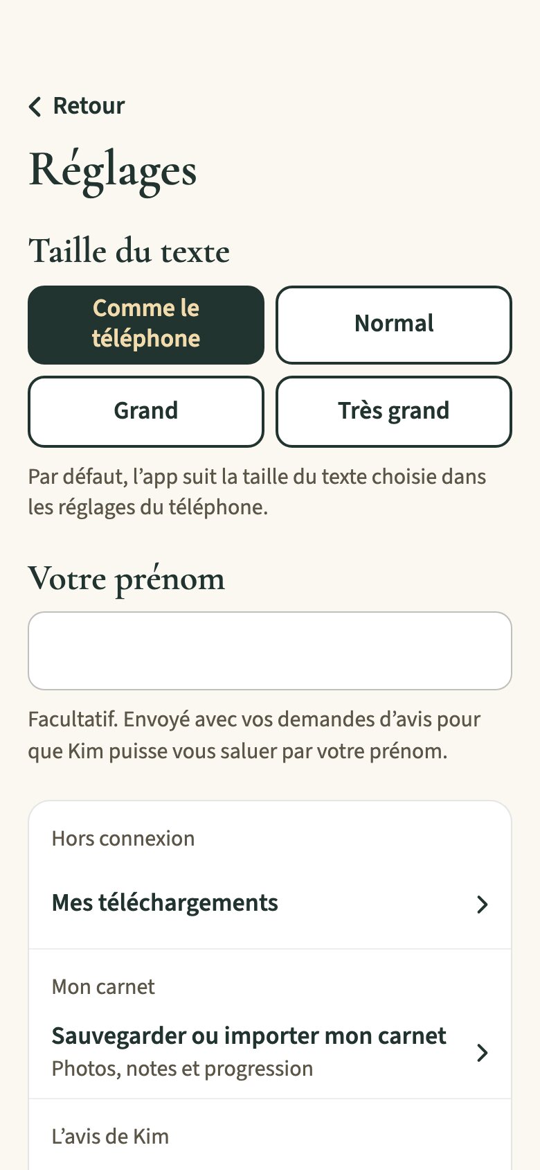 Écran Réglages de l'application : taille du texte au choix (Comme le téléphone, Normal, Grand, Très grand), prénom facultatif, accès aux téléchargements et au carnet.