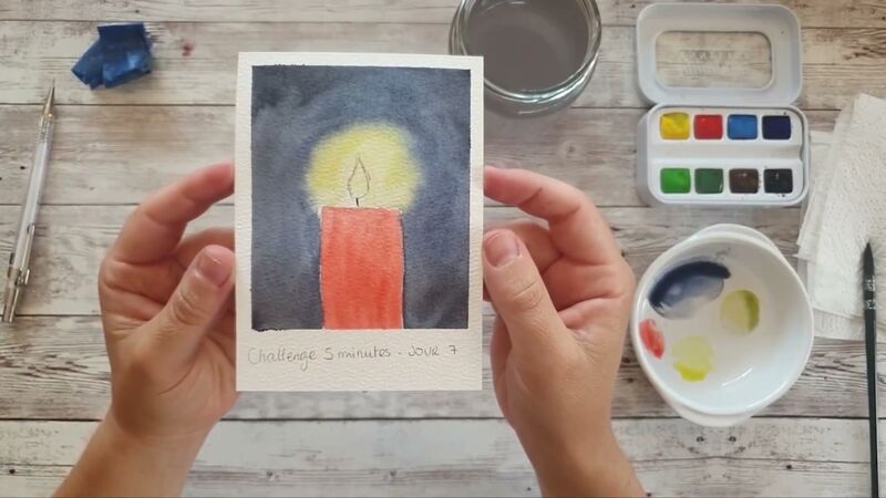Petite aquarelle d'une bougie rouge et de son halo lumineux, tenue à deux mains au-dessus de la table.