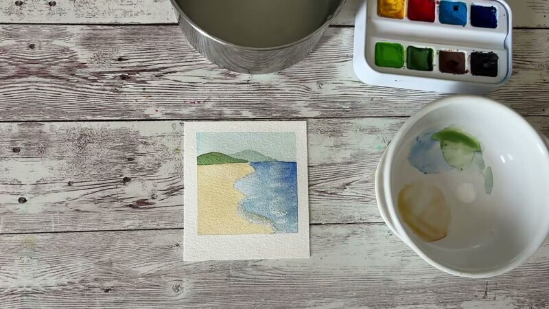 Petite aquarelle carrée : plage de sable doré, mer bleue bordée d'écume blanche et collines vertes à l'horizon.