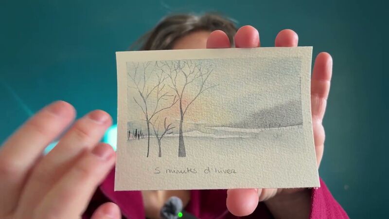 Petite aquarelle d'hiver : ciel bleu-gris, lueur rosée de coucher de soleil derrière trois arbres nus et sol enneigé.