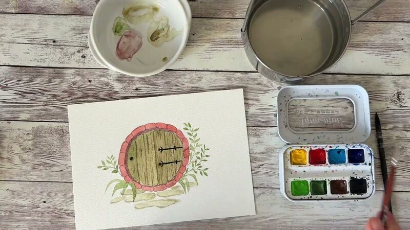 Aquarelle d'une porte ronde de hobbit en planches vert olive, encadrée d'un arc de briques rouges et de feuillages.