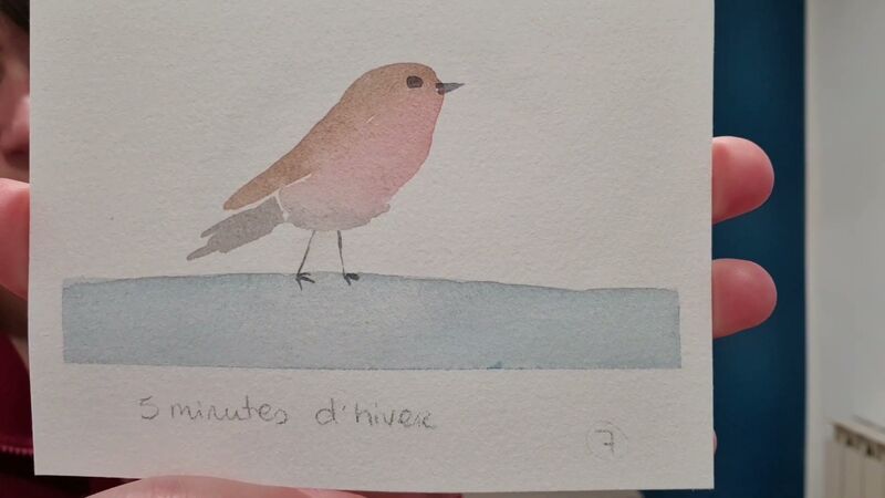 Petite aquarelle d'un rouge-gorge de profil, dos brun clair et ventre rose-rouge, posé sur une bande bleu-gris.